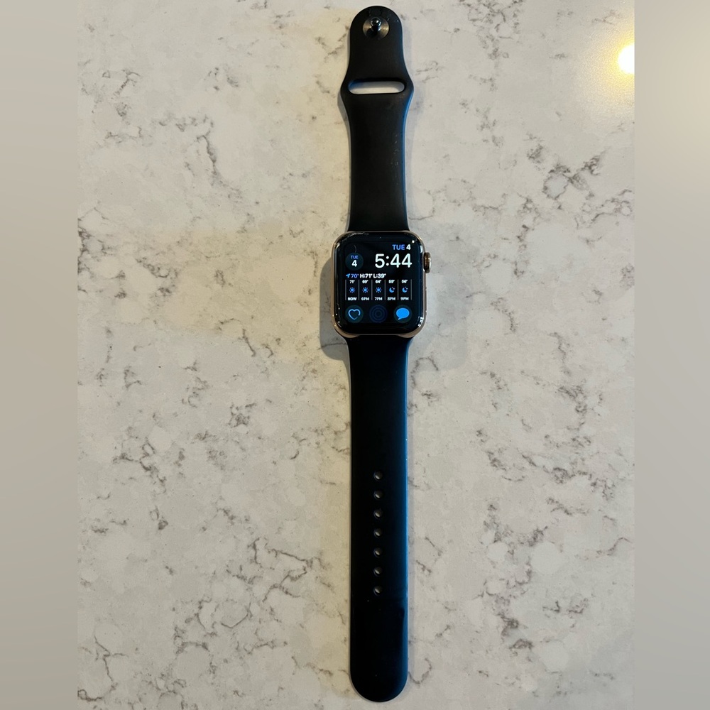 Series 5 Gold Stainless Steel 40mm Apple Watch GPS Cellular, crack on top corner
